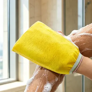 Guante de baño exfoliante amarillo para la limpieza corporal y la ducha con tela suave.