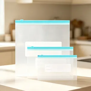 Transparante bewaarzakken met blauwe schuifsluiting en schrijfvel voor in de keuken.