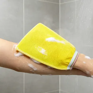 Guante exfoliante de ducha amarillo vista detallada, guante de baño practico para cuidado corporal
