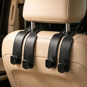 Detail van auto hoofdsteun haak met duurzame lederen band en handige dubbele ophangpunten.