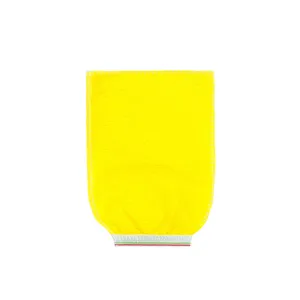 Detalle del guante de baño exfoliante amarillo, textura rugosa para una limpieza corporal profunda.