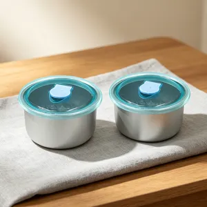 Vue détaillée du récipient de conservation rond en acier inoxydable avec couvercle hermétique.