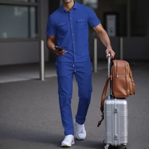Conjunto casual de hombre con camisa de manga corta de tejido waffle y pantalones.