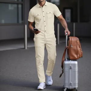 Vista detallada del conjunto casual de hombre de punto waffle con camisa y pantalones.