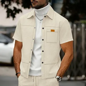 Vista dettagliata della camicia giacca da uomo in tessuto waffle a maniche corte con tasca.