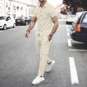 Vista detallada del conjunto casual de hombre de punto waffle con camisa y pantalón cargo.