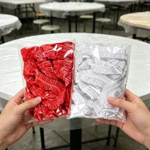 Detailansicht der roten und weißen Einweg Plastiktischdecken mit praktischem Gummizug.