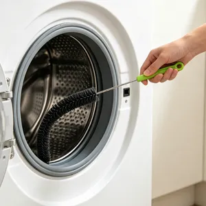 Λεπτομέρεια βούρτσας καθαρισμού πλυντηρίου ρούχων με μακριά λαβή για βαθύ καθαρισμό.
