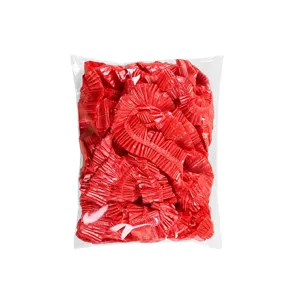 Detailaufnahme der roten Einweg-Plastiktischdecke mit Gummizug, verpackt im transparenten Beutel