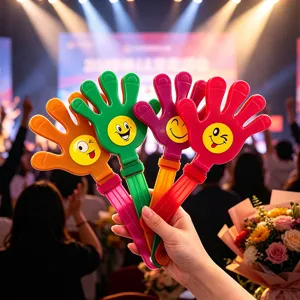 Primo piano di battimani colorati in plastica per concerti, tifo e feste divertenti.