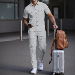 Vista detallada del elegante conjunto de camisa de manga corta y pantalón cargo de waffle.