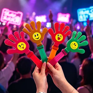 Battimani in plastica colorata per tifare ai concerti e divertenti oggetti di scena per feste