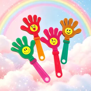 Mani battimani in plastica colorata con simpatici volti sorridenti, divertenti oggetti di festa.