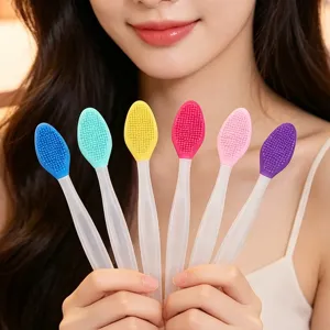 Brosse nettoyante visage en silicone détail gros plan, outil de gommage nez double face lot