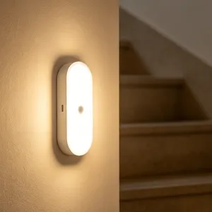 Nahaufnahme des wiederaufladbaren magnetischen LED-Nachtlichts mit Bewegungssensor an Flurwand.