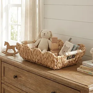 Natürlicher Wasserhyazinthe geflochtener Aufbewahrungskorb mit Holzgriffen für Zuhause.