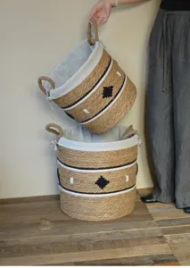 Panier à linge en jonc tissé à la main avec doublure en tissu et organiseur de rangement.