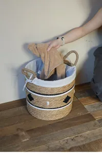 Panier à linge en jonc de mer tissé à la main avec doublure pour rangement de vêtements.
