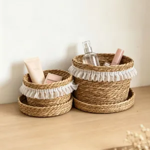 Gevlochten opbergmand met kanten rand, decoratieve organizer voor cosmetica en spullen.