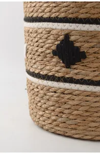 Détail du panier de rangement en jonc de mer avec texture naturelle et motifs.