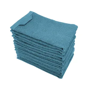 Dettaglio di un set di 10 strofinacci da cucina in cotone blu con asola per appendere.