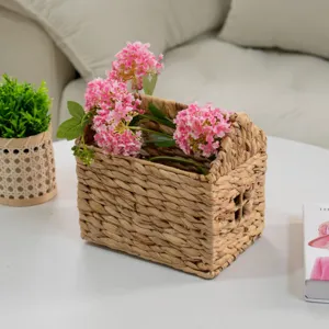 Handgeflochtener Stroh-Aufbewahrungskorb, Tisch-Organizer in Hausform für die Dekoration.