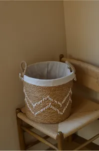 Panier de rangement artisanal en jonc de mer avec doublure en tissu blanc et belle texture.