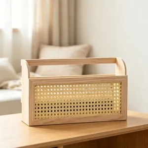 Dettaglio del portariviste in legno e rattan con venature naturali e scomparto intrecciato.