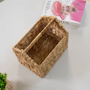 Handgemachter Stroh Aufbewahrungskorb mit Griff, ideal fuer Tischorganisation und Kleinigkeiten.