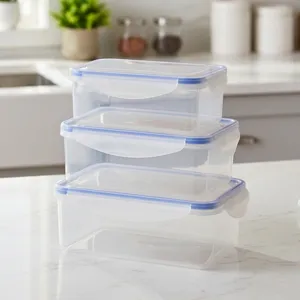 Contenedores de plástico transparente para alimentos con tapa azul, cajas apilables.