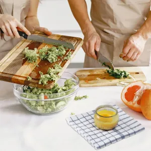 Dettaglio cucina con strofinaccio in puro cotone a nido d'ape e strumenti di preparazione.