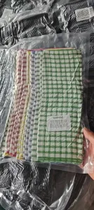 Vista dettagliata del set di strofinacci da cucina a quadretti colorati in confezione.