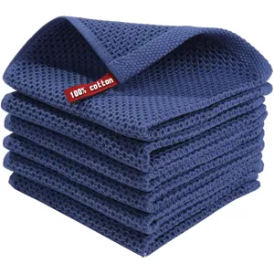Vista dettagliata del panno da cucina in cotone blu con trama a nido d'ape e waffle.