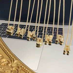 Collier pendentif lettre dorée 3D, chaîne clavicule alphabet surface lisse pour femmes.