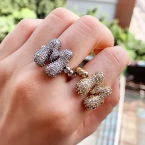 Modieuze koperen micro-geplaveide zirkonia alfabet letter ring, elegante 18K vergulde sieraden.