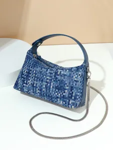 Sac à main tissé bleu pour femme, élégant sac bandoulière avec chaîne et poignée.