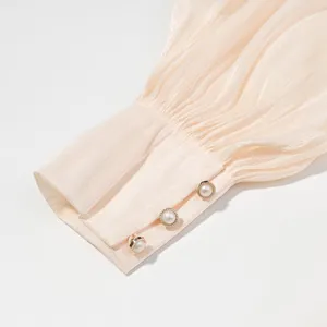 Elegant chiffon jurk mouw detail met parelknopen en geplooide stijl voor dames