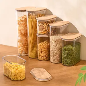 Transparente Vorratsbehälter aus Kunststoff mit Bambusdeckeln für Getreide und Snacks.