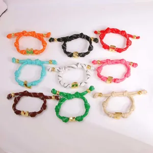 Buntes geflochtenes Armband mit goldenem Buchstabenanhänger, handgefertigter DIY-Schmuck.