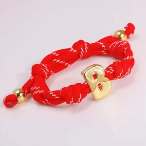 Rotes geflochtenes Seilarmband mit glänzendem goldenen Buchstaben-B-Anhänger, DIY Schmuck.