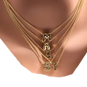 Collier multicouche de lettres plaqué or, chaîne clavicule minimaliste avec pendentif.