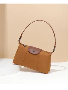 Braune Nylon Umhängetasche Achseltasche Retro Baguette Tasche stylisches Accessoire für Damen.