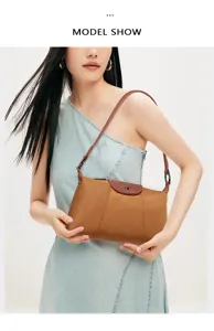 Braune Nylon Umhängetasche für Damen, retro Achsel Baguette Tasche mit Lederklappe.