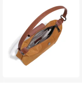 Braune Nylon Unterarm Umhängetasche mit Lederklappe Griff und Reißverschluss für Damen.