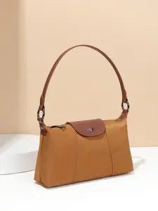 Braune Nylon Umhängetasche für Damen, retro schicke Baguette Handtasche mit Lederklappe.