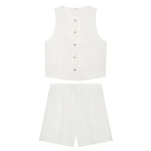 Detailansicht des eleganten, einfarbigen ärmellosen Weste-und-Shorts-Sets in klarem Weiß.