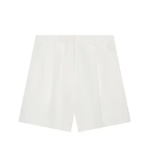 Schlichte weiße Leinenshorts Detailansicht, minimalistischer Business-Stil mit Frontfalten.