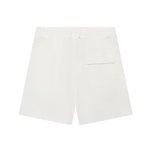 Detailansicht der weißen Leinenshorts mit Gesäßtasche minimalistisches Sommerdesign.