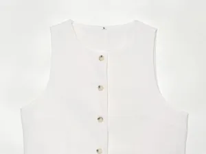 Nahaufnahme Detail der weißen Leinenweste für Damen mit Rundhalsausschnitt und Knöpfen.