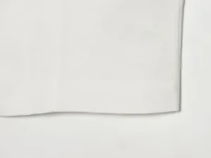 Detailaufnahme von weißem Leinenstoff mit feiner Textur und sauberer Naht der Kleidung.